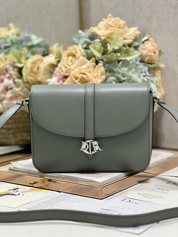 Dior Men 24 SpringSummer Mens Bag GreyDior reinterprets the new style and elements of Huayang Men by integrating cross generational styles and eleme