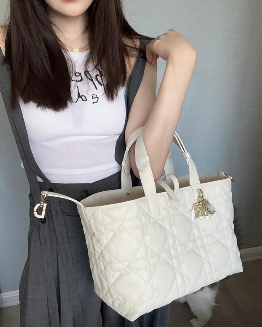 White Medium Handbag a popular itemThe one that comes out immediately and is in short sup