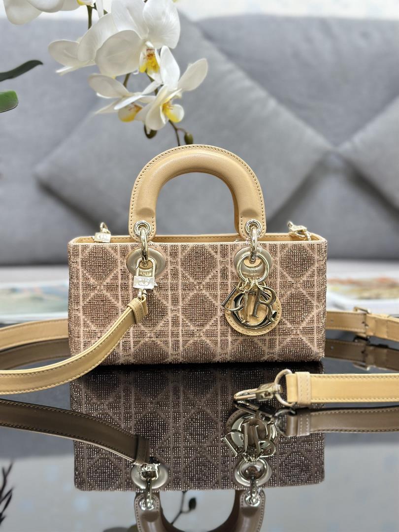 The Lady DJoy 22 has a horizontally embroidered beaded tube and a sheepskin lining highlighting the