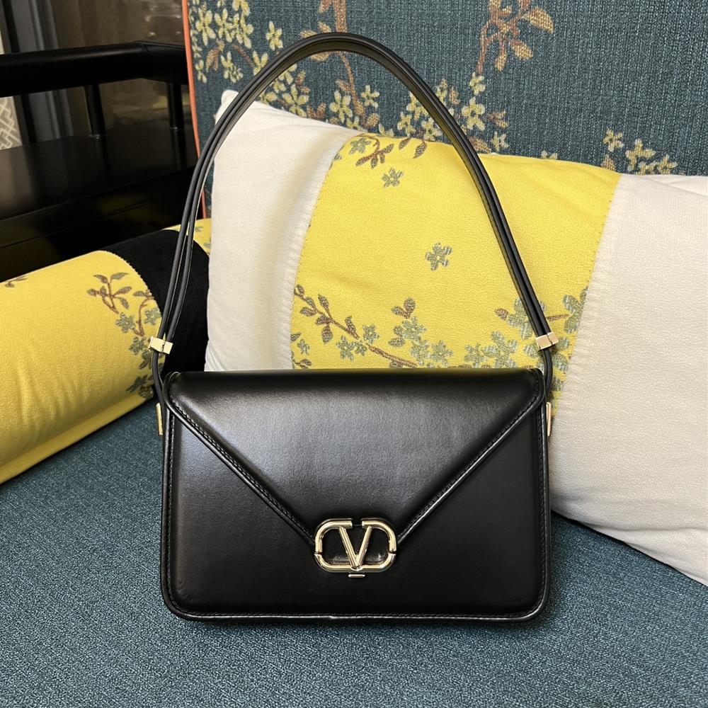 Model 1050L LargeGARAVANI LETTER large calf leather handbag with VLOGO SIGNATURE snap closure Thanks to the adjustable shoulder strap design this ha