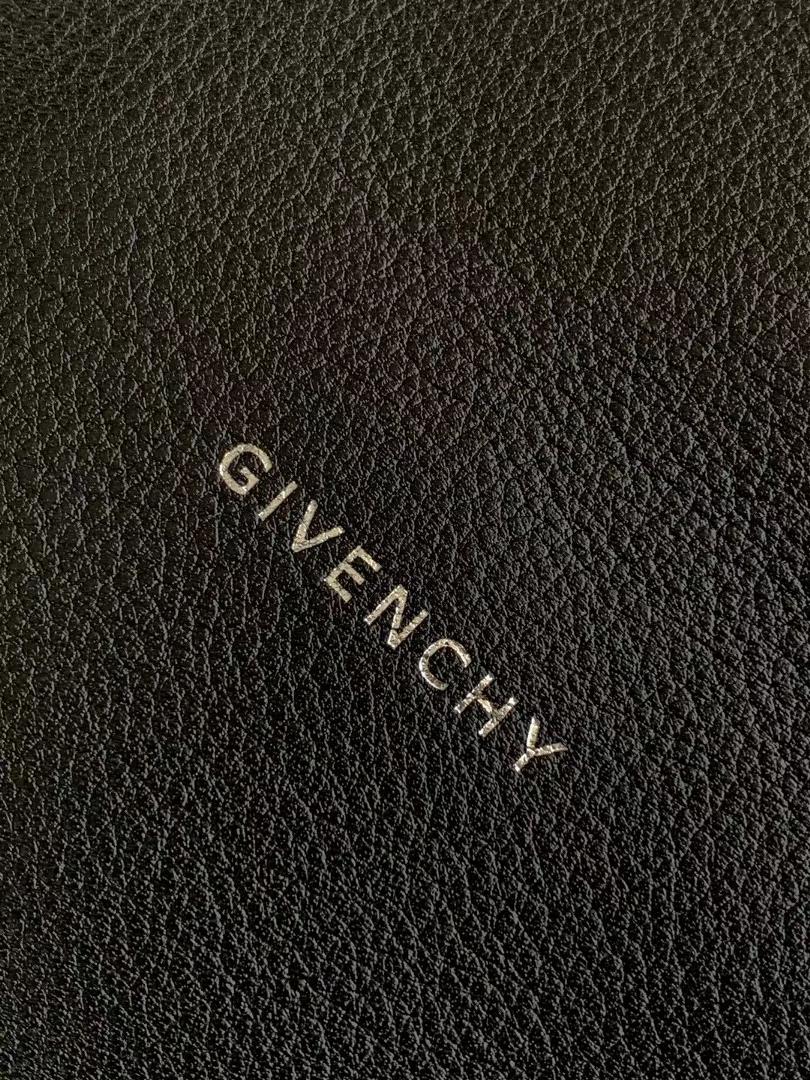 givency Voyou Underarm BagThe newly launched latest handbag VOYOU symbolizes that your lea