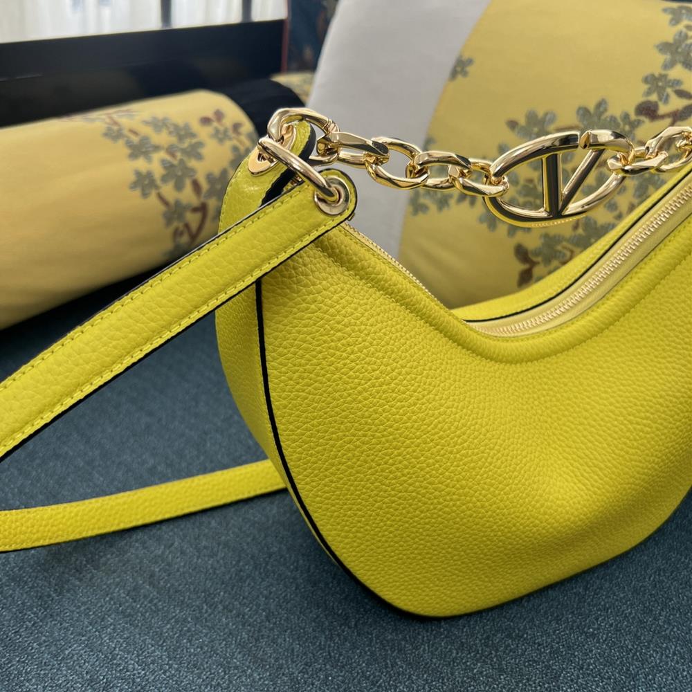 The litchi grain leather gives the bag a unique texture and adds a touch of sophistication