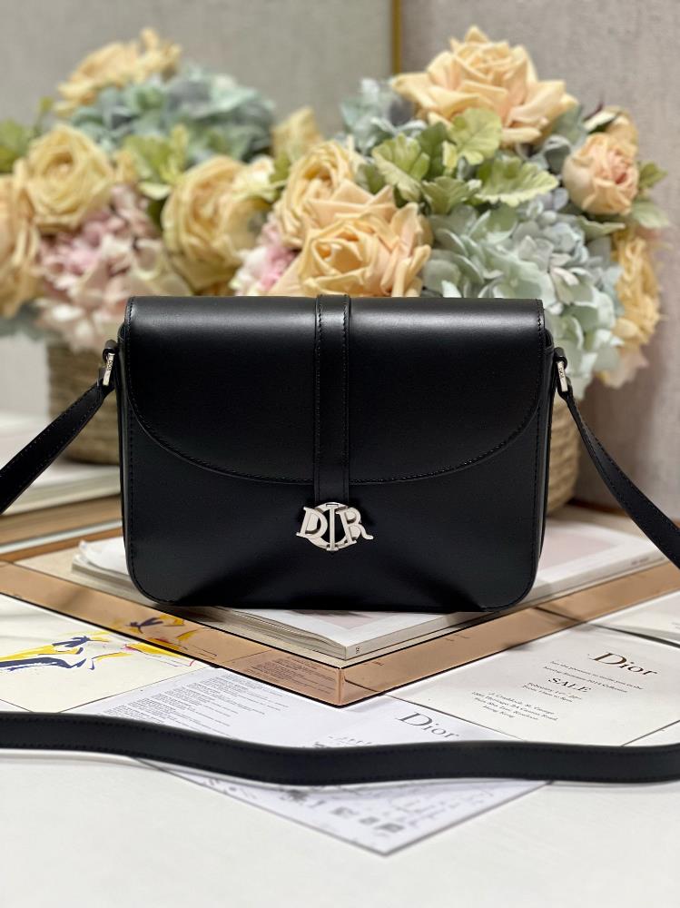 Dior Men 24 SpringSummer Mens Bag BlackDior reinterprets the new style and elements of Huayang Men by integrating cross generational styles and elem