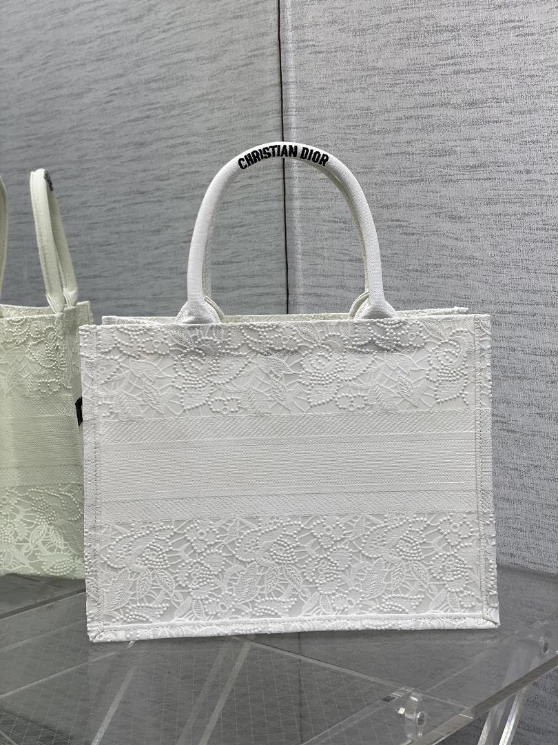 The latest lace mesh series from the mid size Tote is elegant and atmospheric When placed sepa