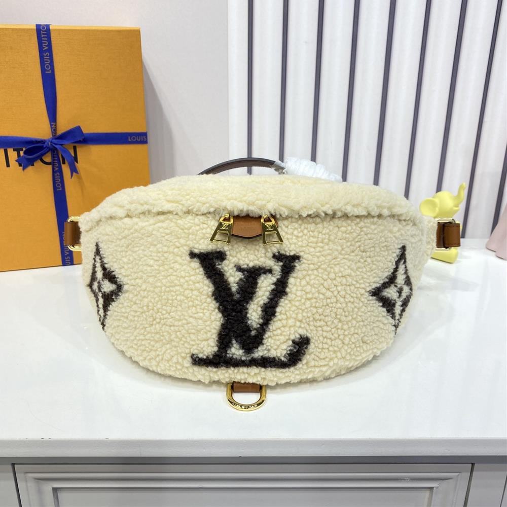 M23715 BUMBAG WaistpackChoose delicate wool leather to create a comfortable and soft texture and use a dark Monogram pattern to set off the leather t