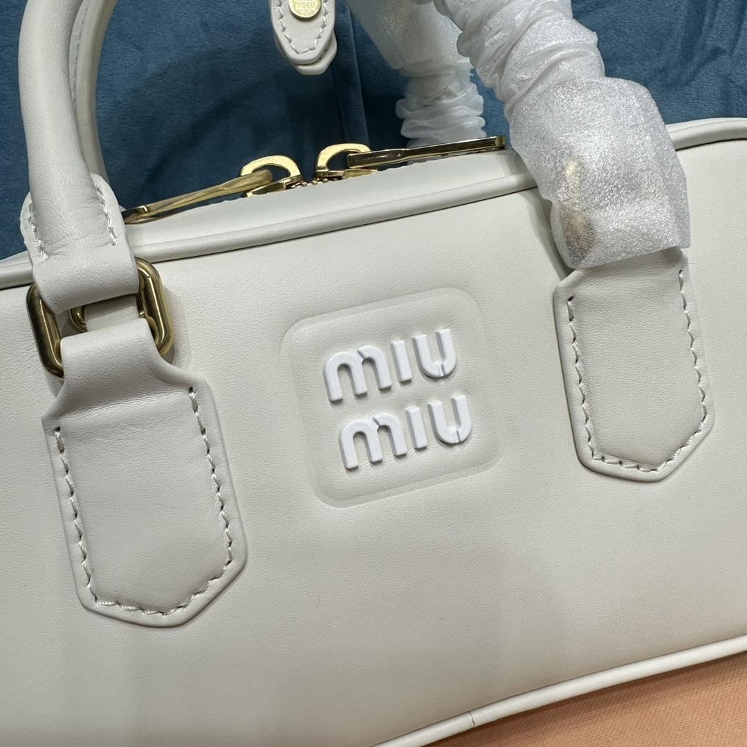 M family 5BB142 Miu familys new bowling bag mainly promoted on the official website is definit