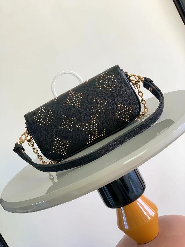 M82210 grams with studs M82653 This Wallet on Chain Ivy handbag is made of grain leather and features a small and eyecatching Monogram pattern with s