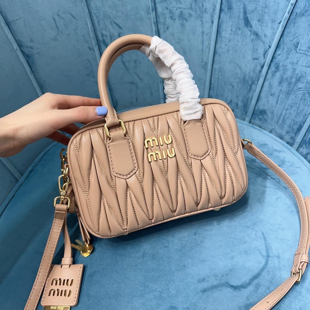 5BB123 MiuMius new Too Pretty Bowling Handbag is made of imported lamb skin classic brand