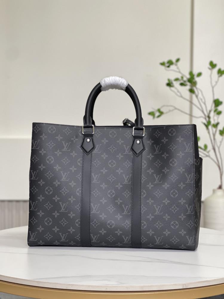 The M46451 SAC PLAT 24H handbag is a spacious version of the Sac Plat series featuring le