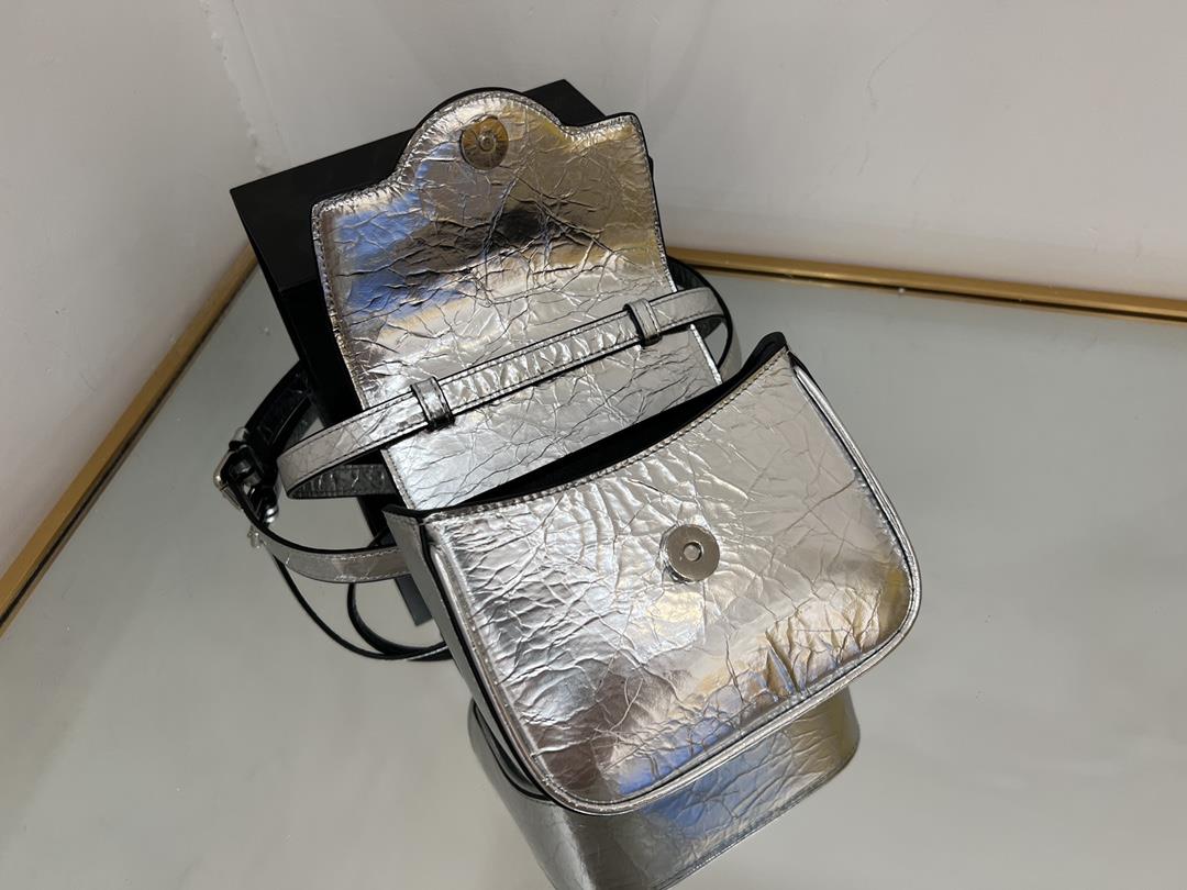 Silver ElephantVERSACE patent leather returns to the Little Queen to pack a modern corner