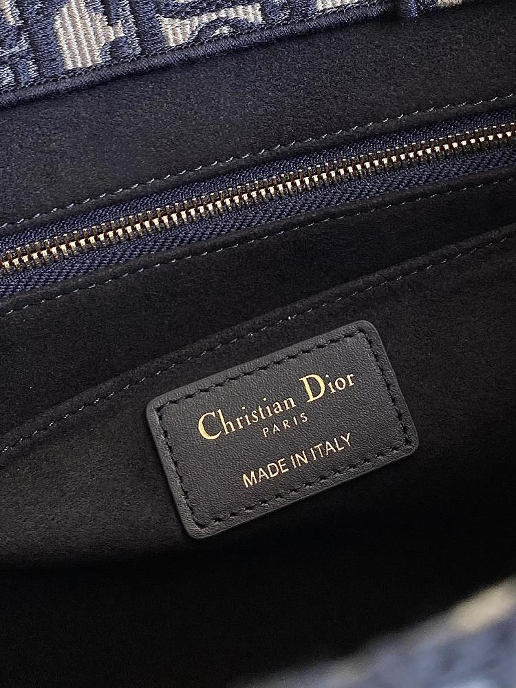 As I navigate through the world of fashion the Dior Shopping Bag M1291 becomes my ultim