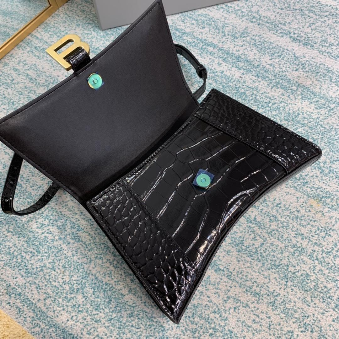 S numberGold buckle black crocodileThe hourglass bag that you have asked me N times is comingB