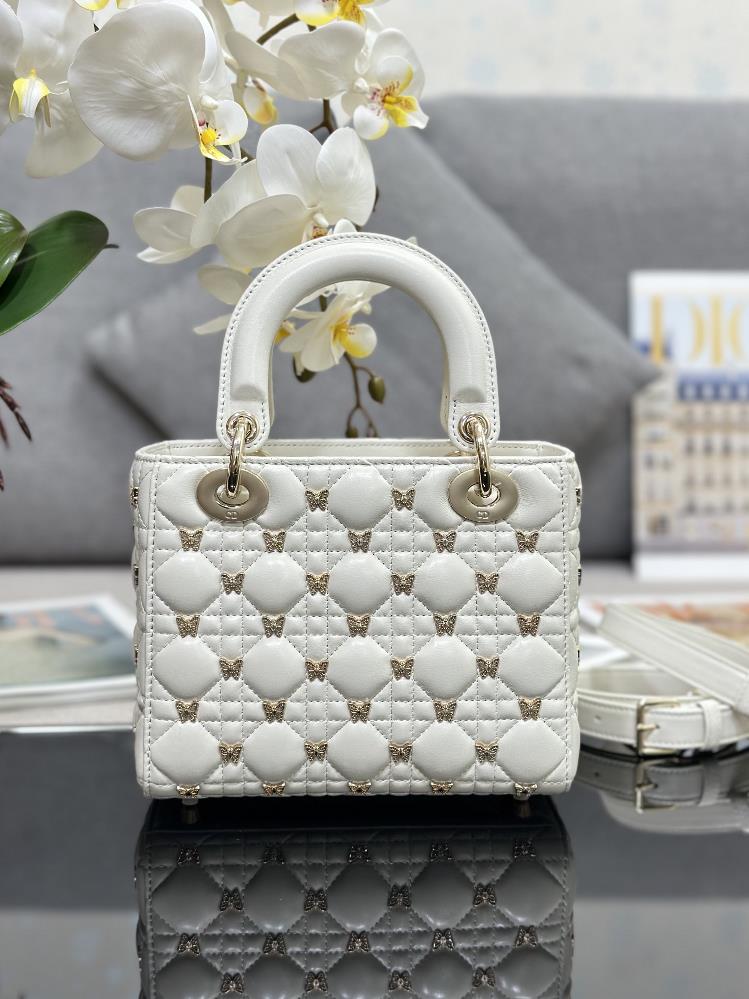 The Dior Bag M0538 Lady DJoy is a true fashion icon that effortlessly combines sophisti