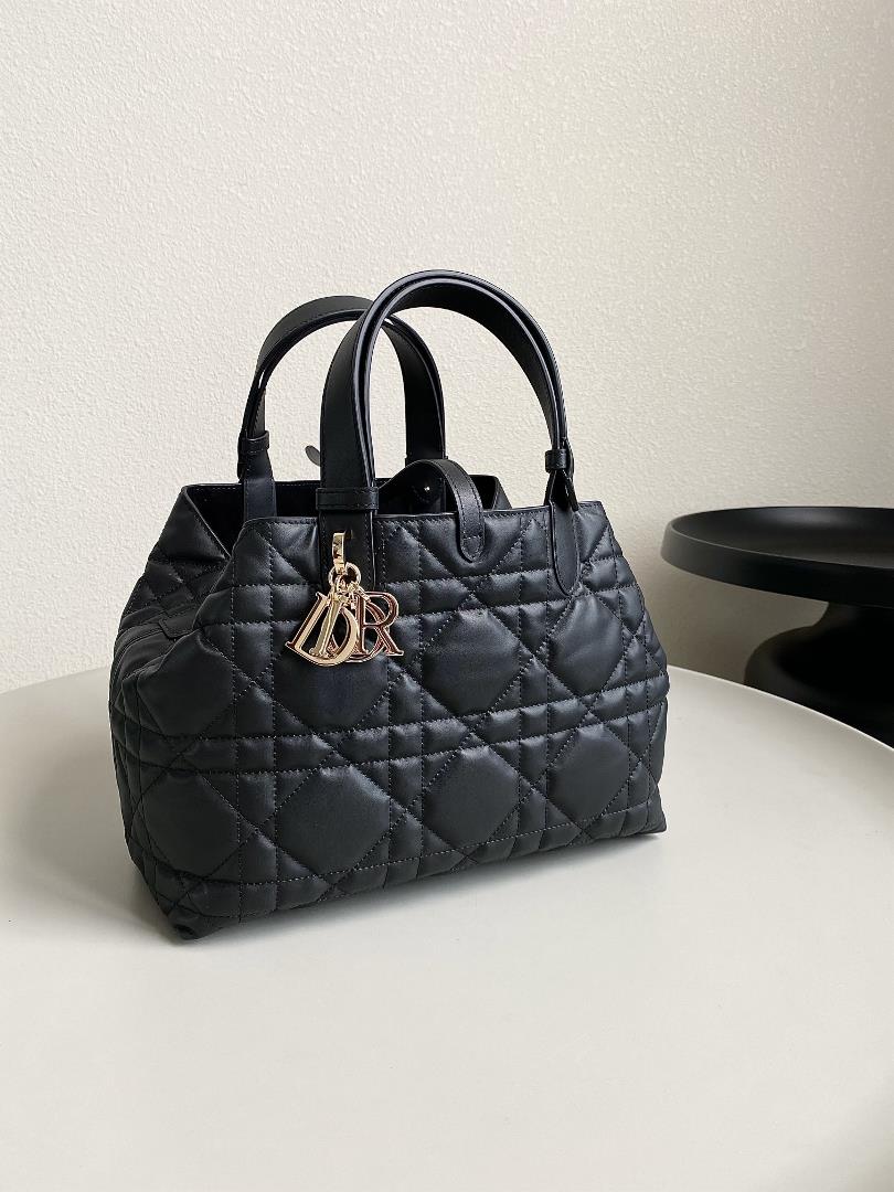 Black medium reserved 2368 Handbag a popular itemThe one that comes out immediately and i