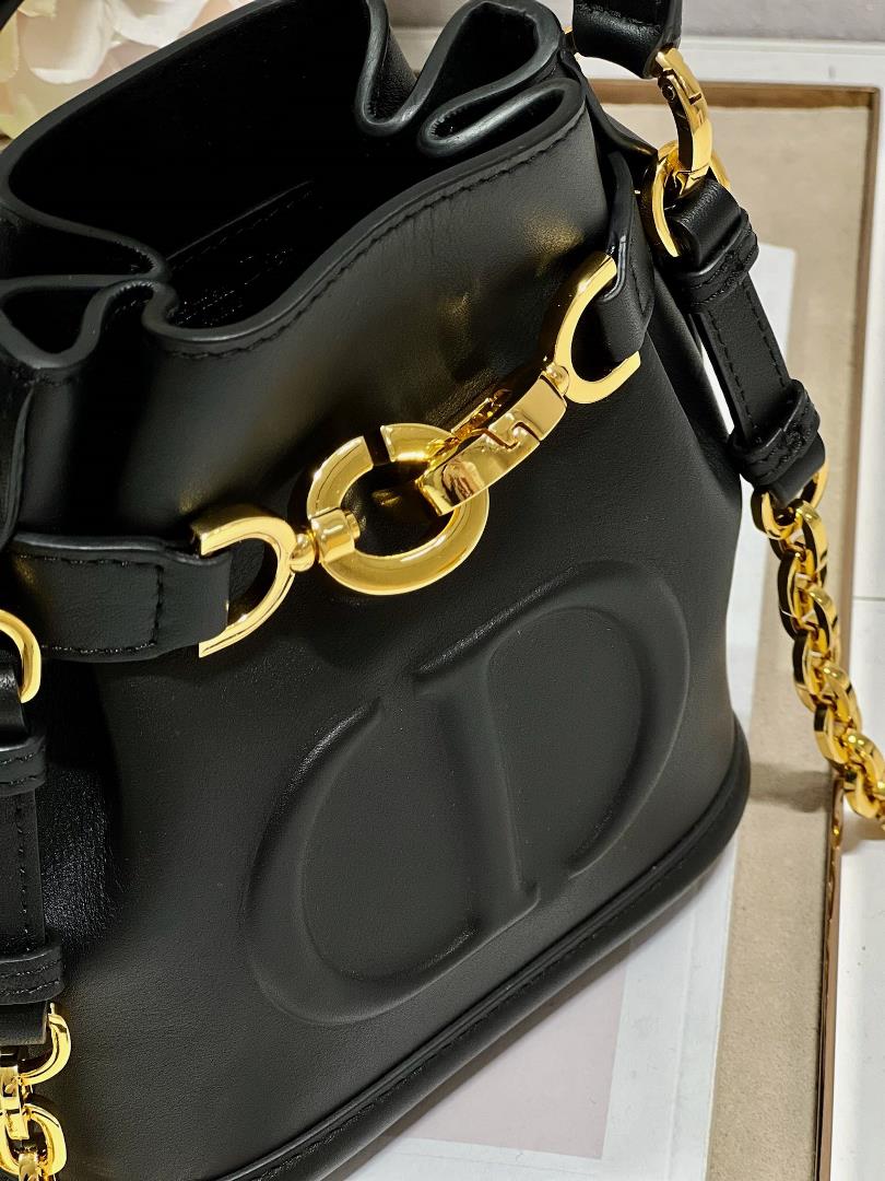 CEST DIOR Small Handbag BlackThis Cest Dior handbag is a new autumn 2023 item elegant and clas