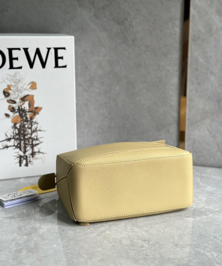 Small size LOEWE Luo Yiweis classic popular Puzzle geometry bag is a small size The counter sy