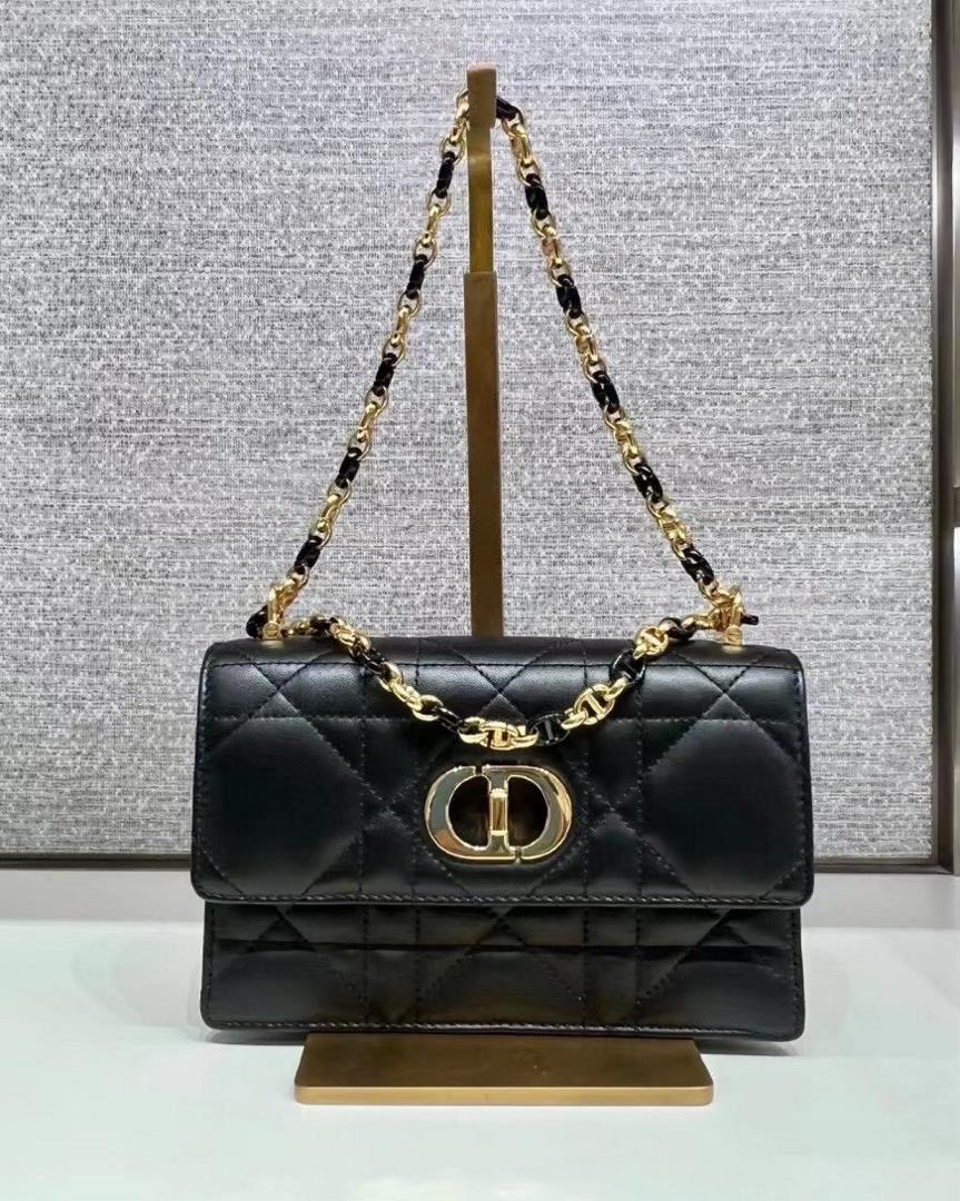 Black stockThe chain handbag has been opened and hung making it popular There are no surprises