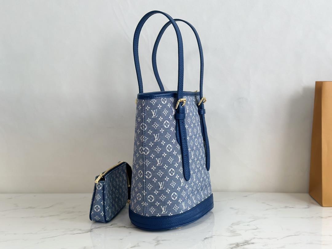 M42238 blueThe denim bucket bag series is made of soft MONOGRAM fabric and imported hardware T