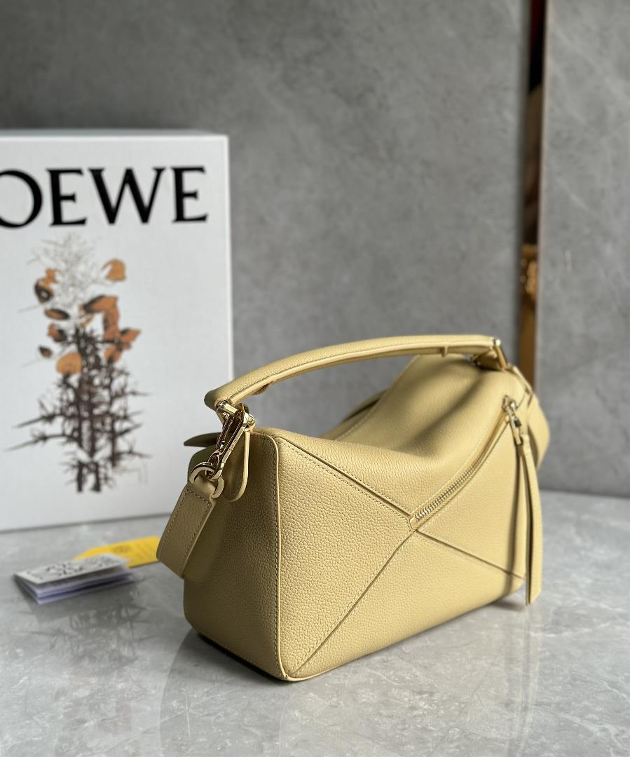 Small size LOEWE Luo Yiweis classic popular Puzzle geometry bag is a small size The counter sy