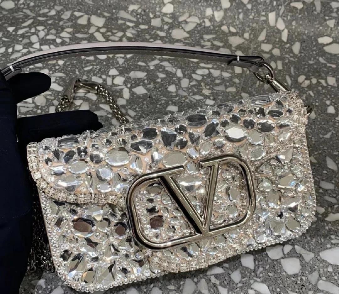 crystal styleThe Valentino Garavani Mini Loc handbag is adorned with crystals and Vlogo Signat