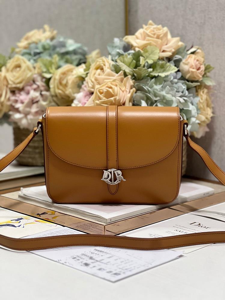 Dior Men 24 SpringSummer Mens Bag BrownDior reinterprets the new style and elements of Huayang Men by integrating cross generational styles and elem