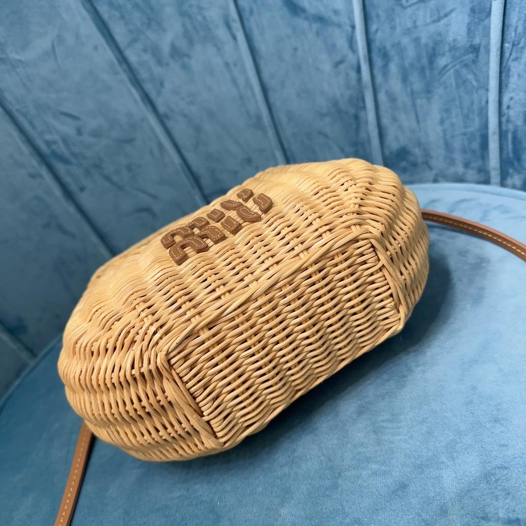 M family5BC125 a milleiu summer pastoral style woven cabbage basket bag has a leather logo log