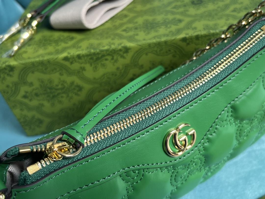 Equipped with a complete set of counter green packaging the new GG Mateless leather handbag in