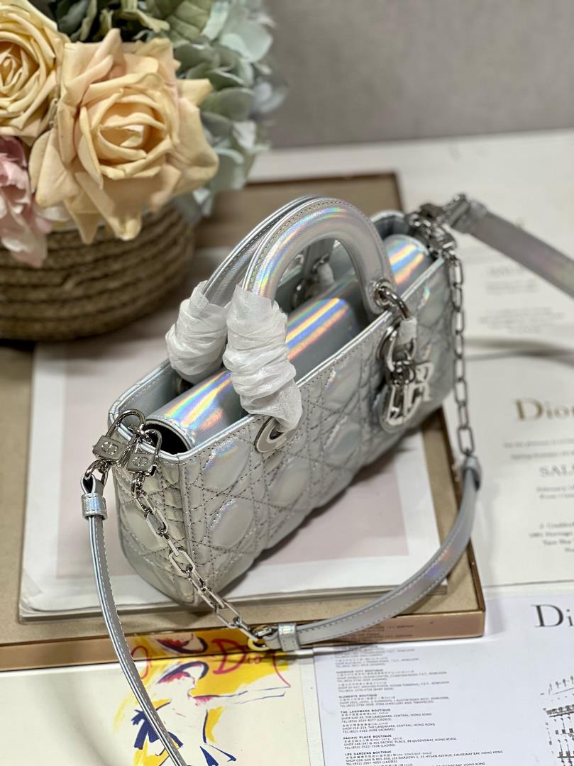 Small DIOR OR LADY DJOY handbag fluorescent silver grayThis Lady DJoy handbag comes from t