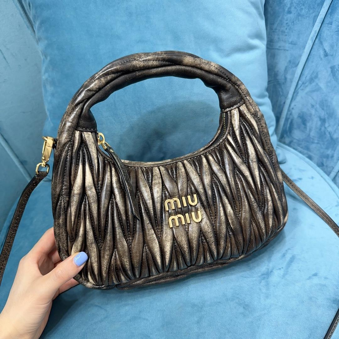 M family 5BC125 MiuMius new MiuWander handbag is made with imported lamb skin classic brand ic