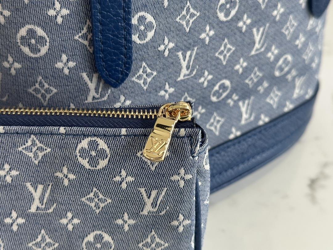 M42238 blueThe denim bucket bag series is made of soft MONOGRAM fabric and imported hardware T