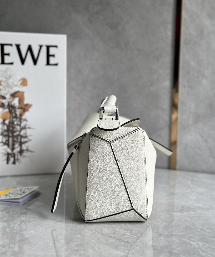 Small size LOEWE Luo Yiweis classic popular Puzzle geometry bag is a small size The counter sy