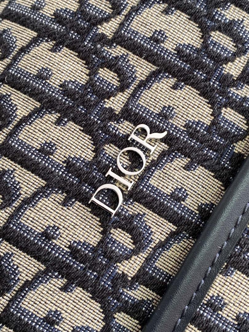 Dior New Mother and Baby Bag This mother and baby wash bag is made of iconic obique print