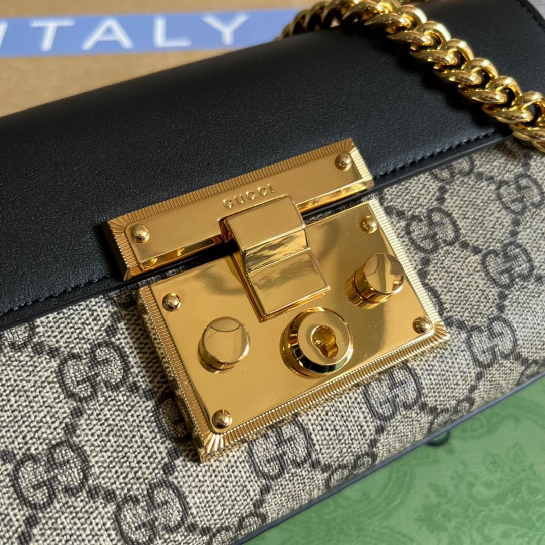 Equipped with a full set of packaged Padlock chain bags the small gucci Padlock shoulder backp