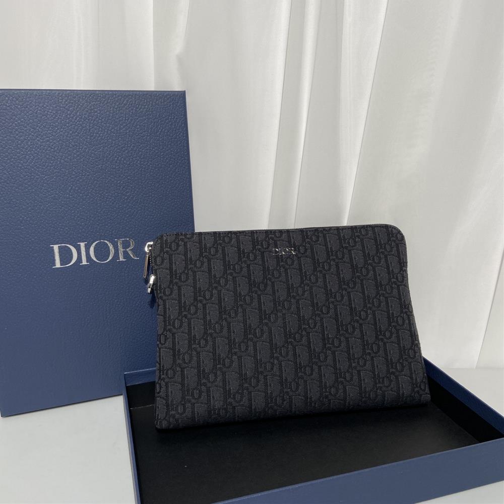 DIOR handbag 90571This handbag is adorned with the iconic Oblique print dating back to the classic pattern introduced in 1967 Crafted with jacquard