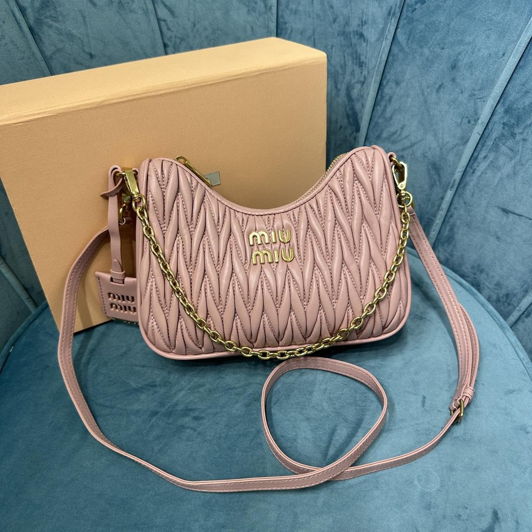 New Miumiu Pleated Chain Bag This brand new soft sheepskin shoulder bag features exquisite Matepass