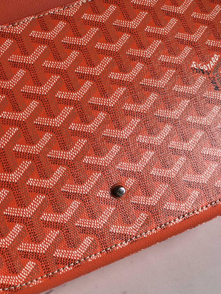 GOYARD 233 lll retains the iconic elements of the classic version such as eyecatching me