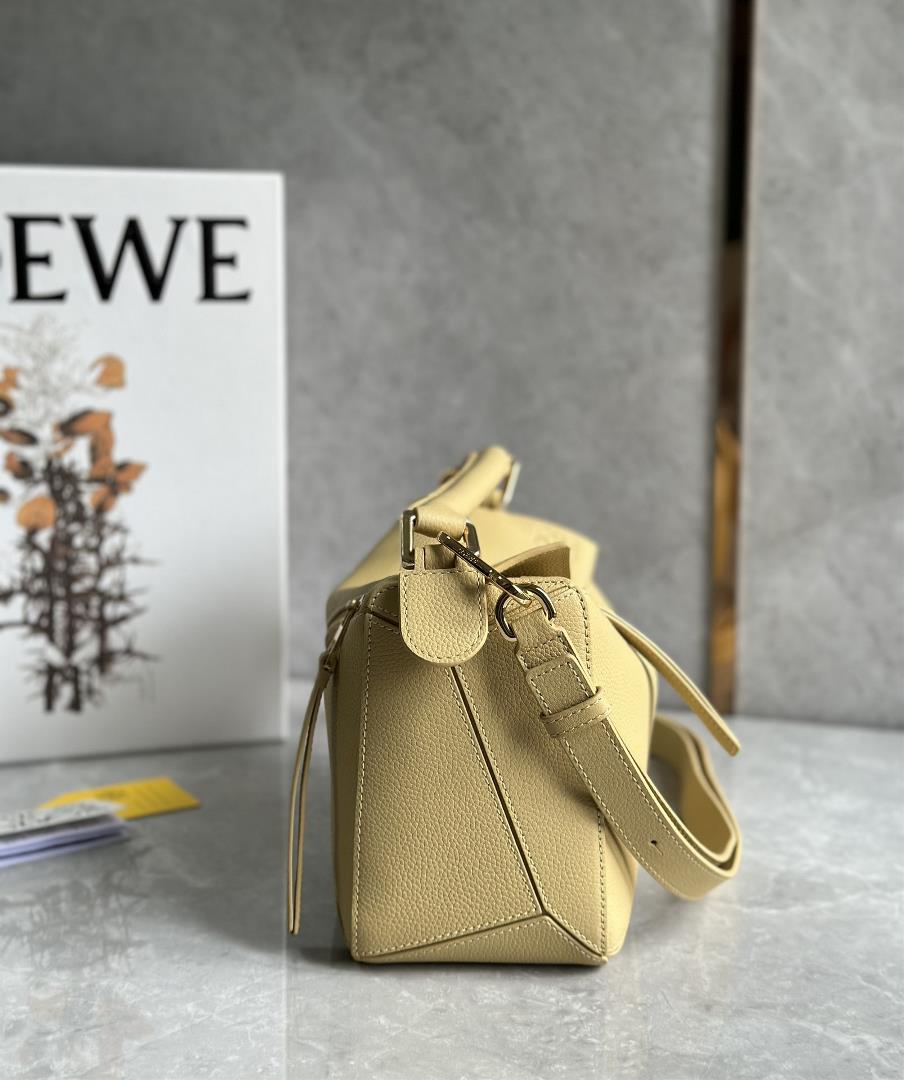 Small size LOEWE Luo Yiweis classic popular Puzzle geometry bag is a small size The counter sy