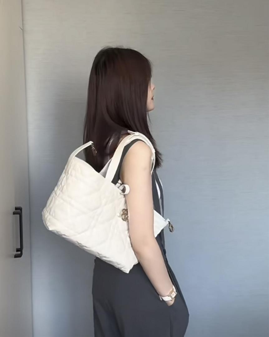 White Medium Handbag a popular itemThe one that comes out immediately and is in short sup