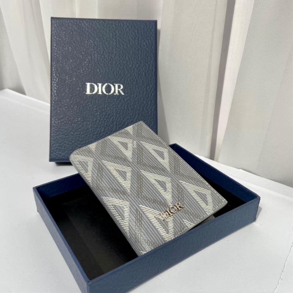 DIOR clamp 9919 This double fold clip is practical yet elegant Crafted with coffee colore