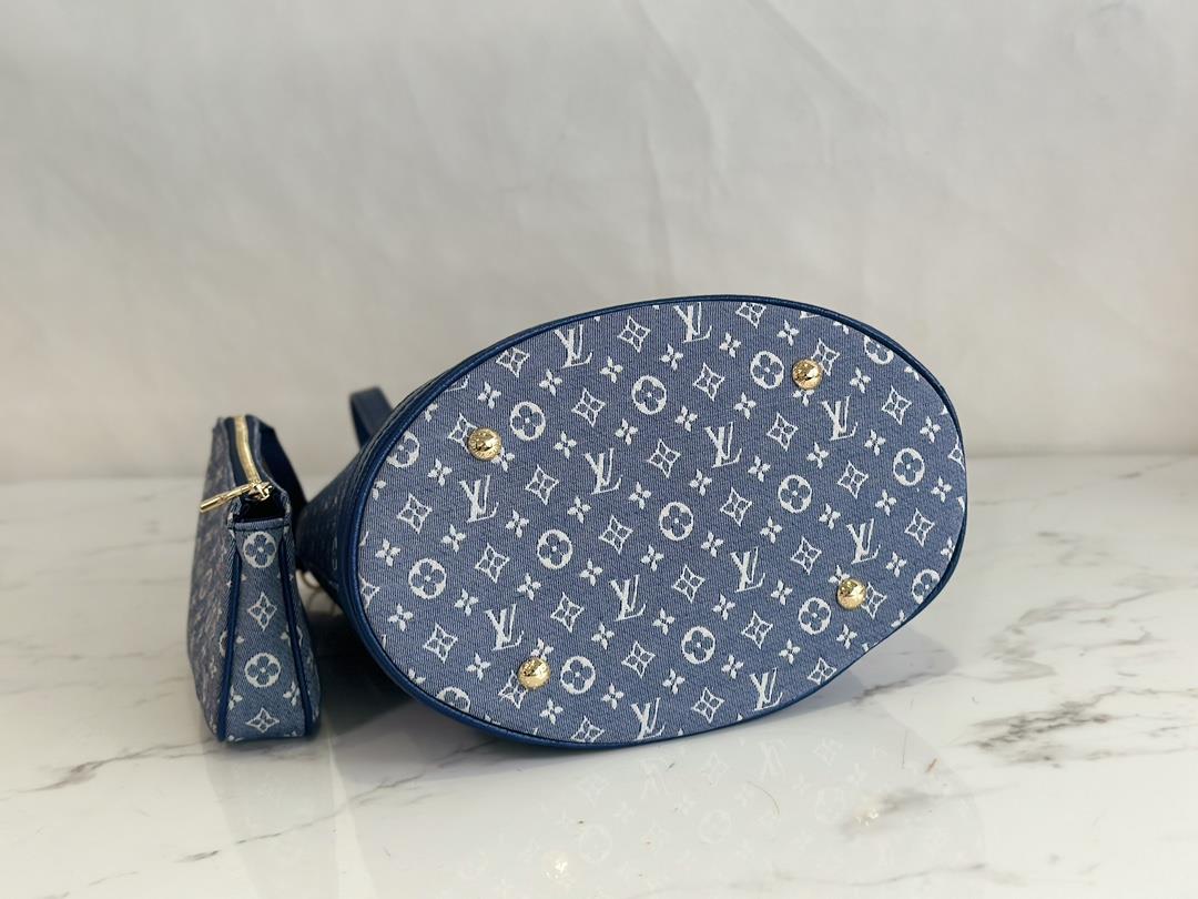 M42238 blueThe denim bucket bag series is made of soft MONOGRAM fabric and imported hardware T