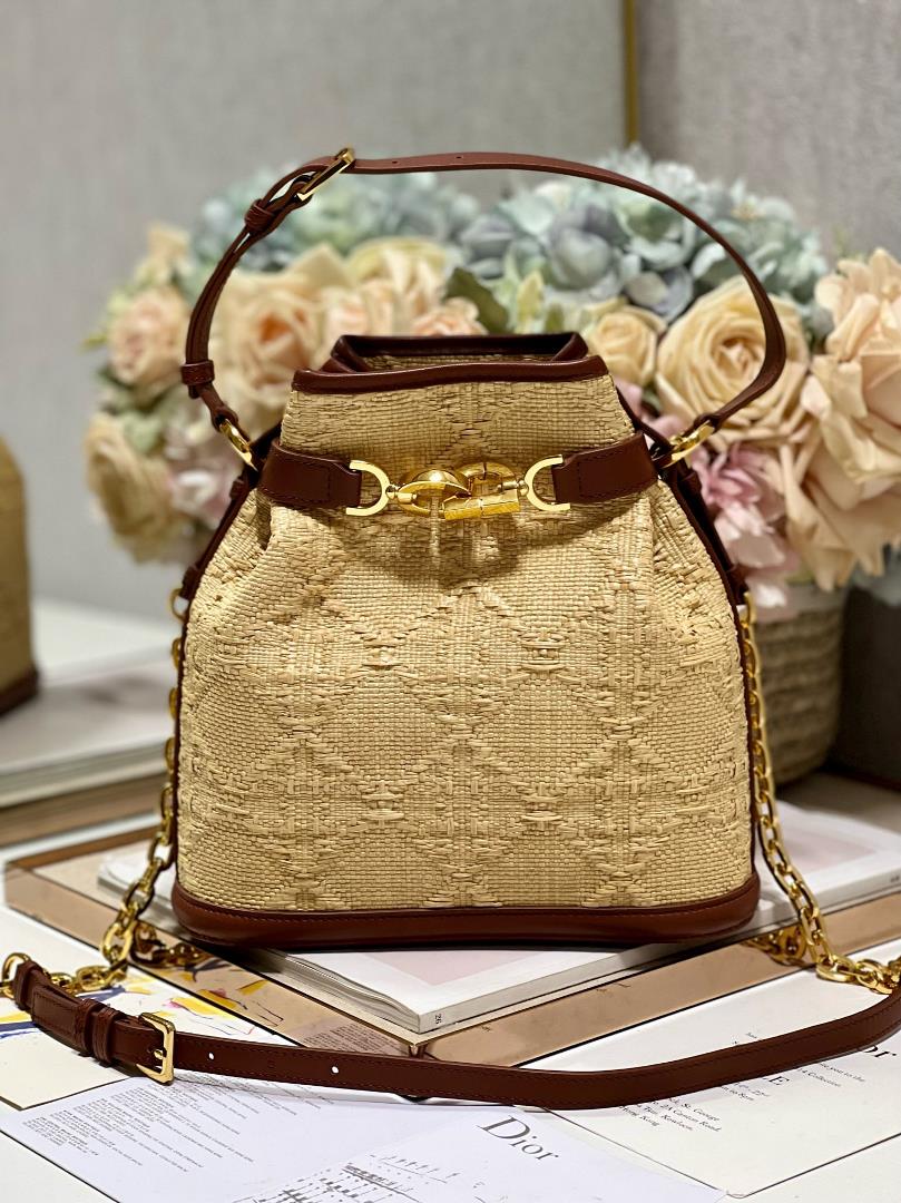 CEST DIOR large handbag wovenThis Cest Dior handbag is a new autumn 2023 item elegant and classic Cr