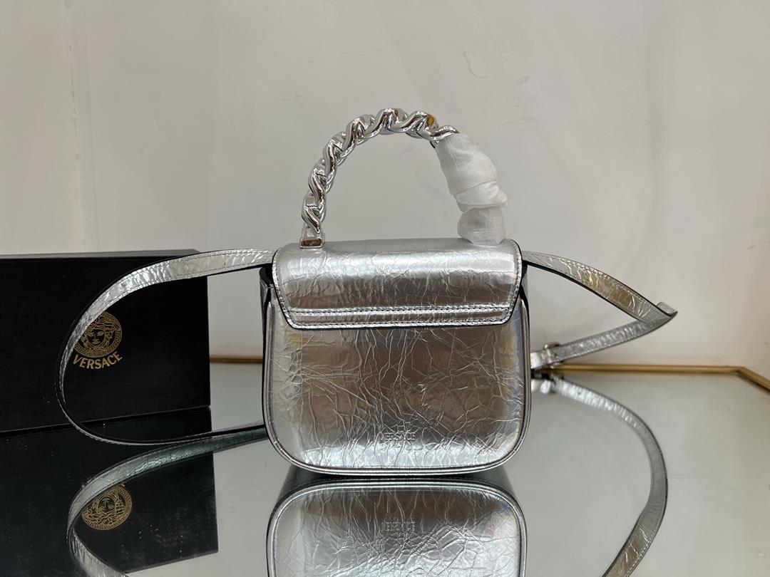 Silver Elephant VERSACE patent leather returns to the Little Queen to pack a modern corner