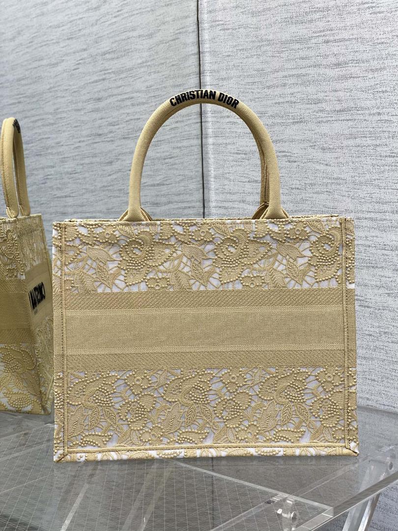 The latest lace mesh series from the mid size Tote is elegant and atmospheric When placed sepa