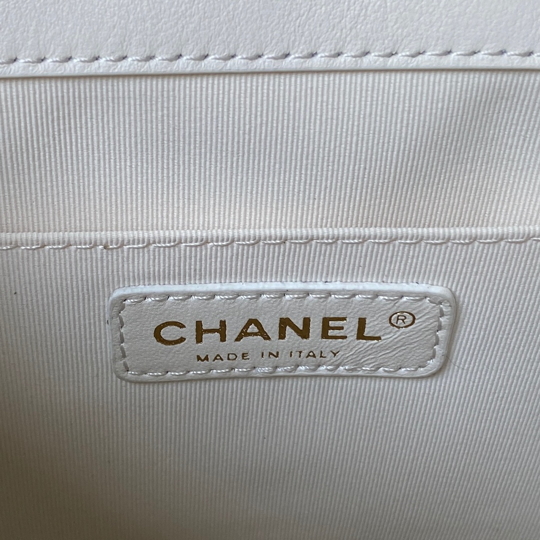 The Chanel23P super popular double backpack is very small in size, similar to the old duma and