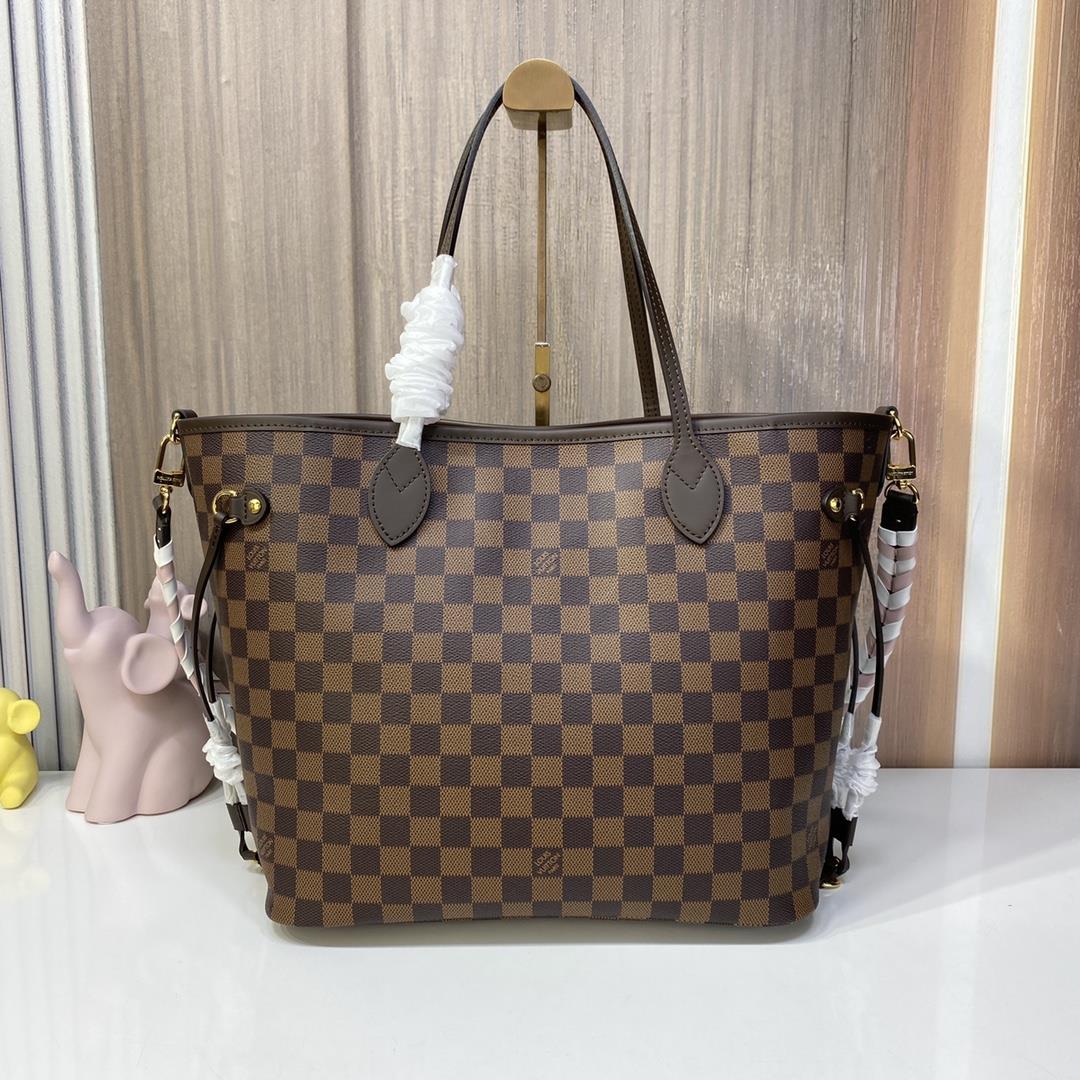 The new N40448 Neverfull classic handbag features a detachable woven leather strap Each leathe