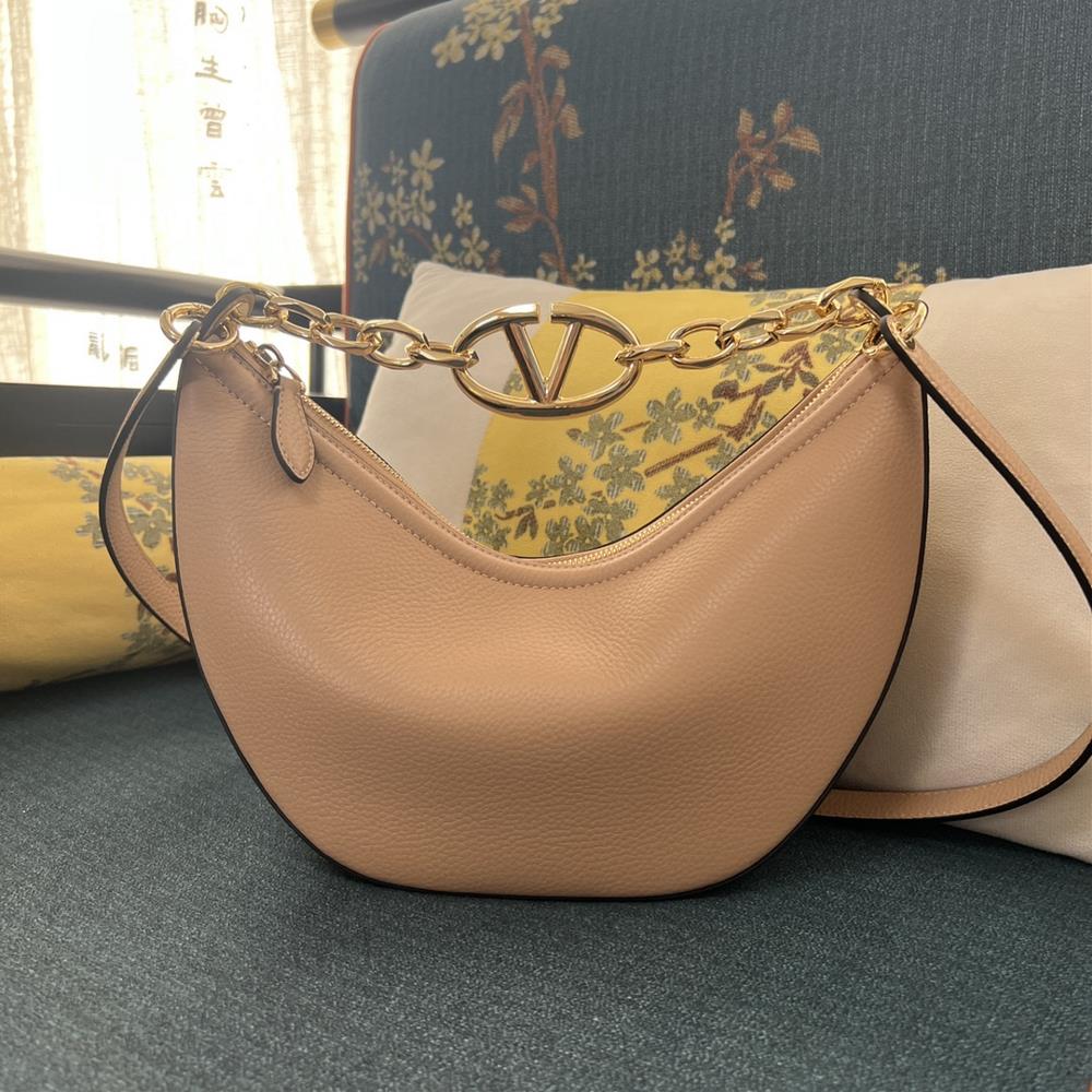 Small model 2080A Li WenGARAVANI VLOGO MOON small chain leather HOBO handbag Thanks to a chain and detachable leather shoulder straps this handbag c