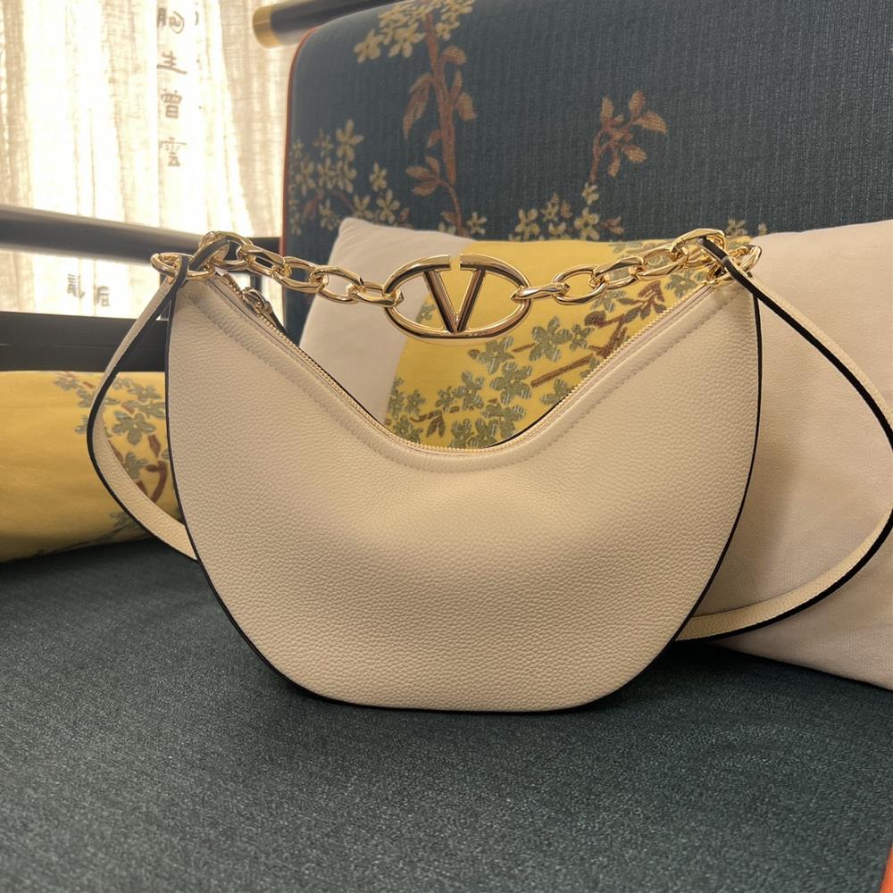 Small model 2080A Li WenGARAVANI VLOGO MOON small chain leather HOBO handbag Thanks to a chain and detachable leather shoulder straps this handbag c