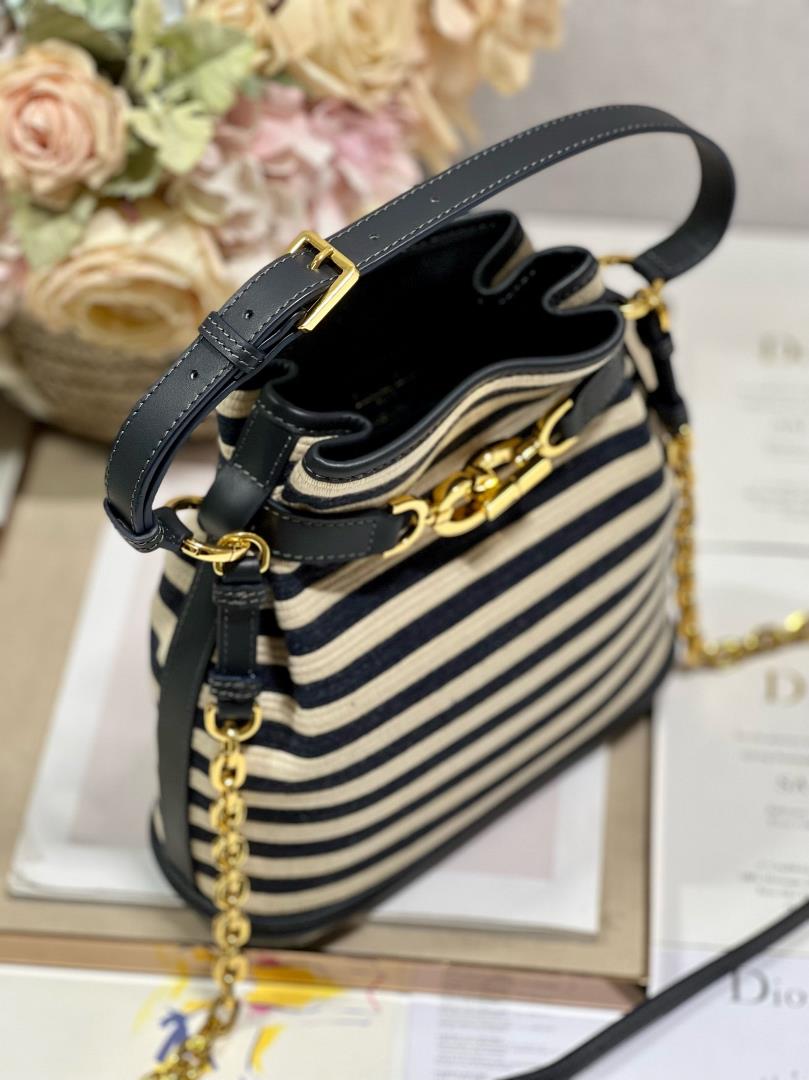 CEST DIOR large handbag stripeThis Cest Dior handbag is a new autumn 2023 item elegant and cla