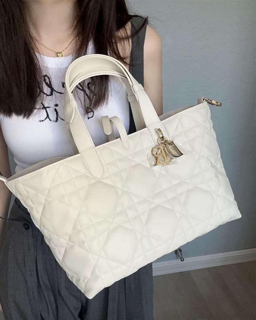 White Medium Handbag a popular itemThe one that comes out immediately and is in short sup