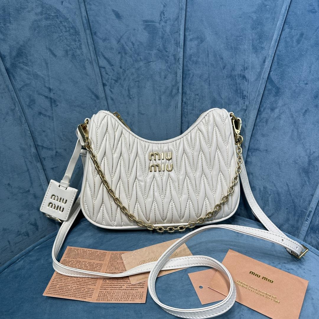 M family5BH211 New Miumiu Pleated Chain Bag This brand new soft sheepskin shoulder bag features exqu